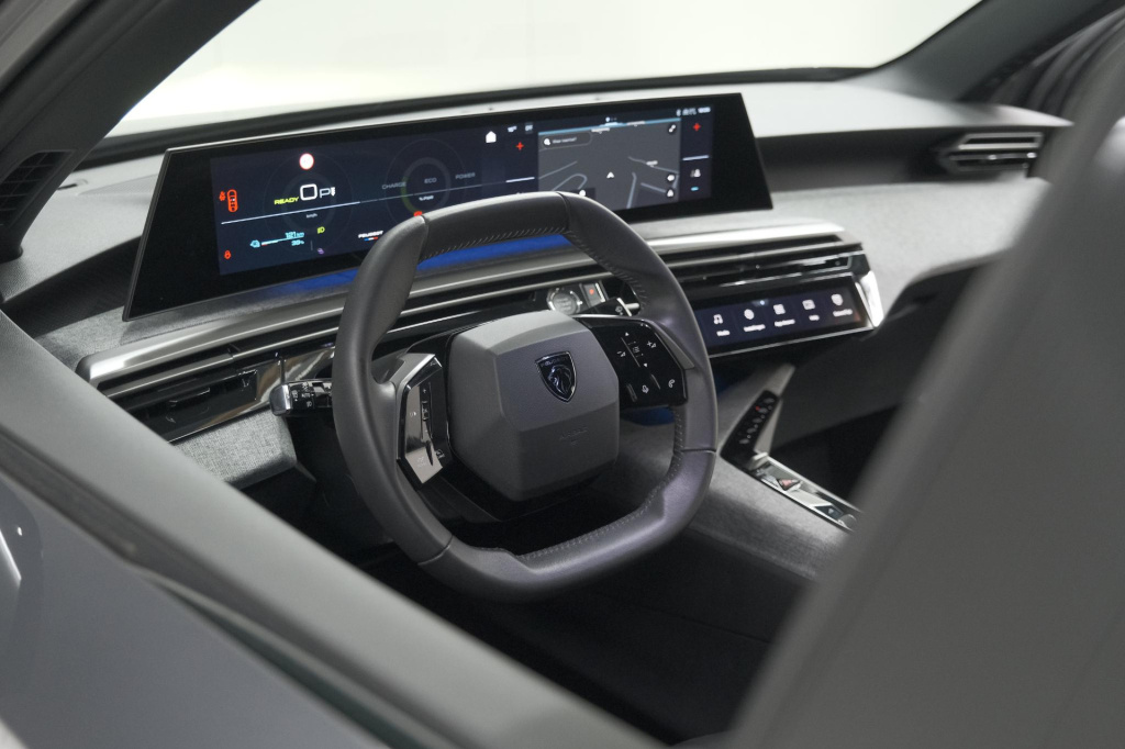 Peugeot E-3008