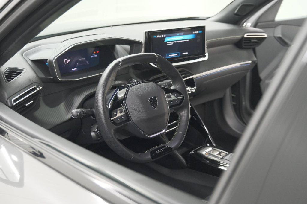 Peugeot E-2008