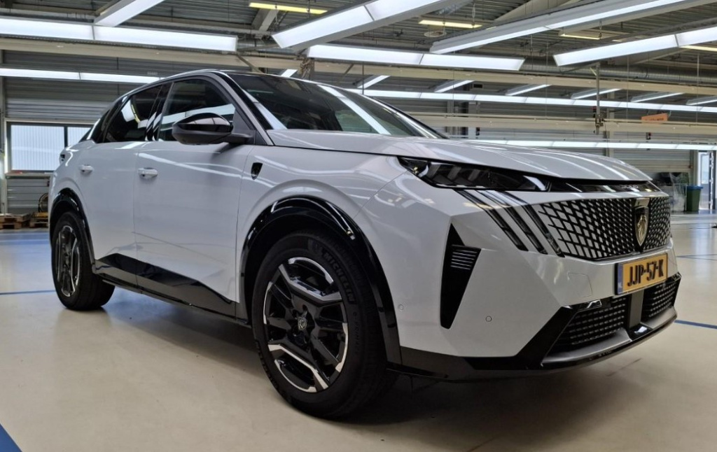 Peugeot E-3008