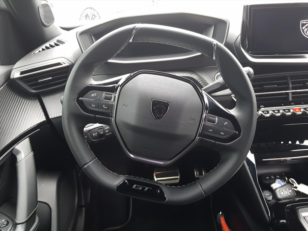 Peugeot E-2008