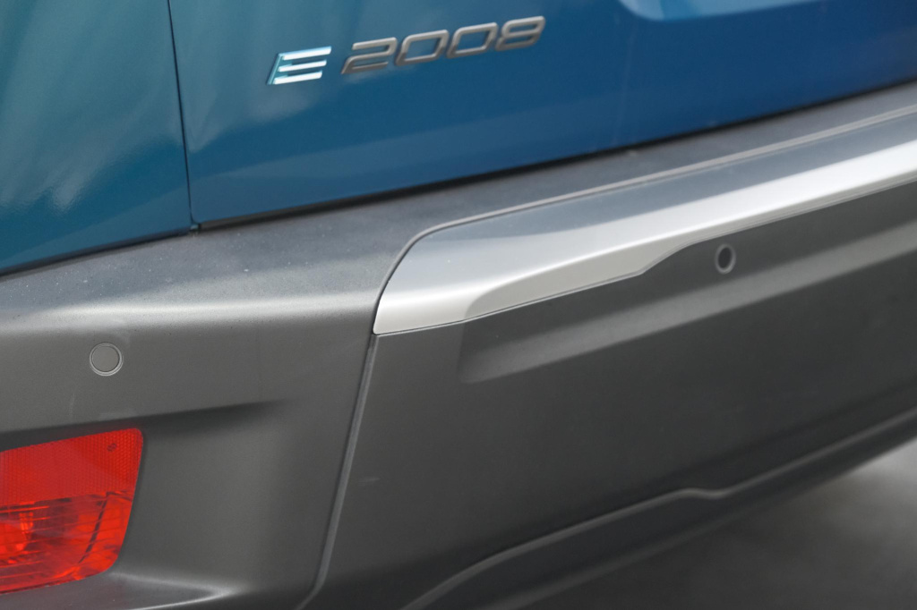 Peugeot E-2008