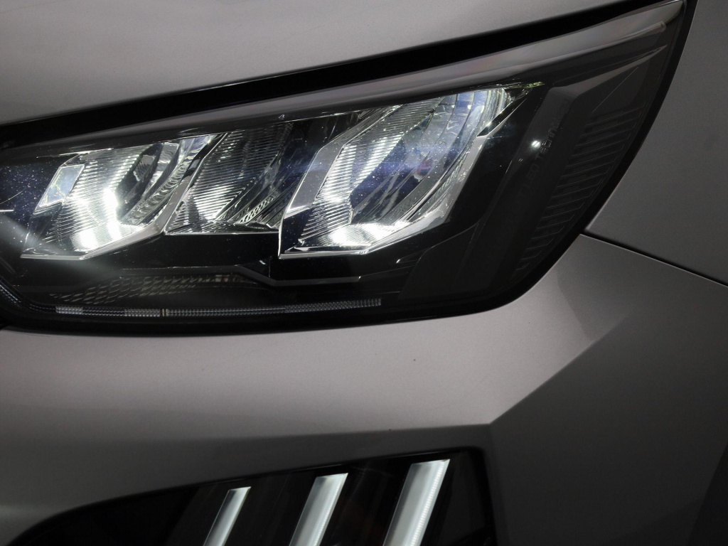 Peugeot E-2008