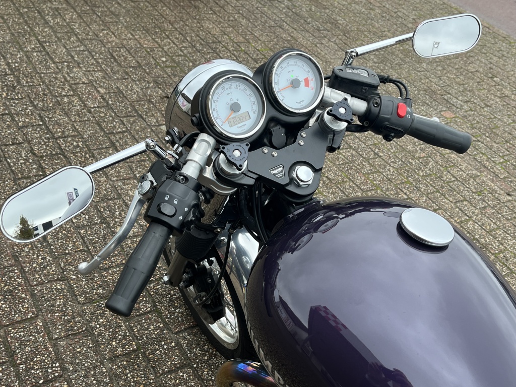 Triumph Thruxton 900