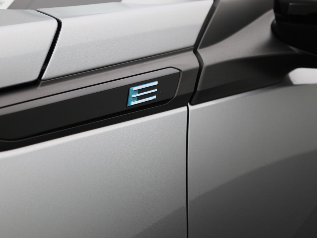 Peugeot E-2008
