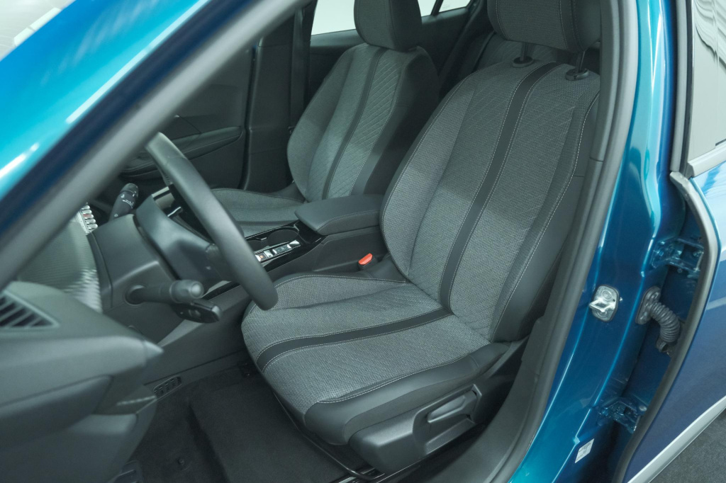 Peugeot E-2008