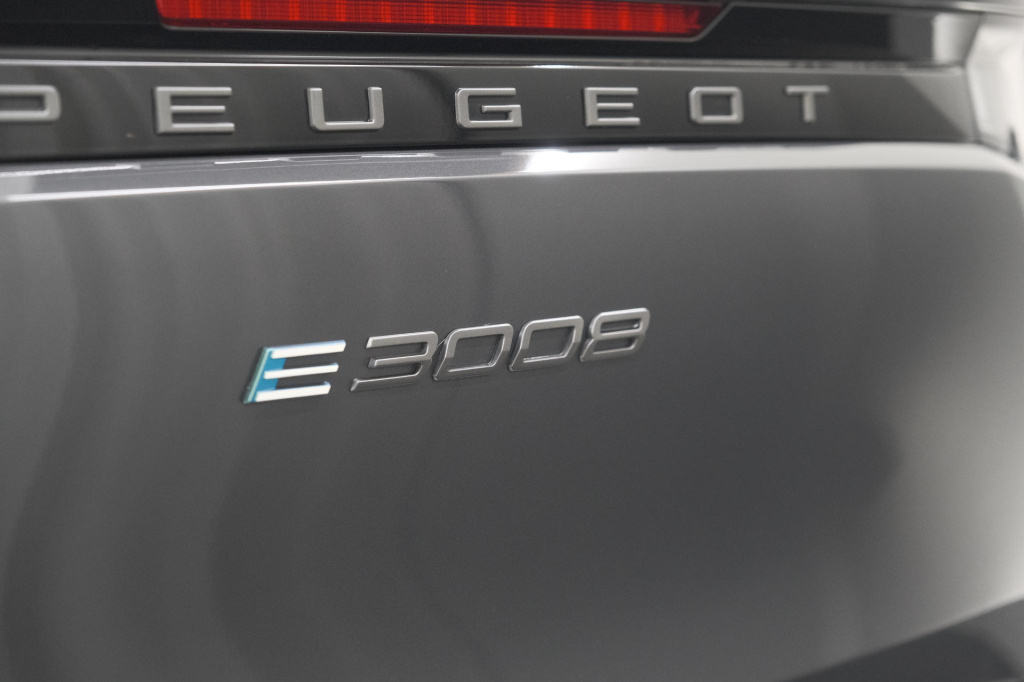 Peugeot E-3008