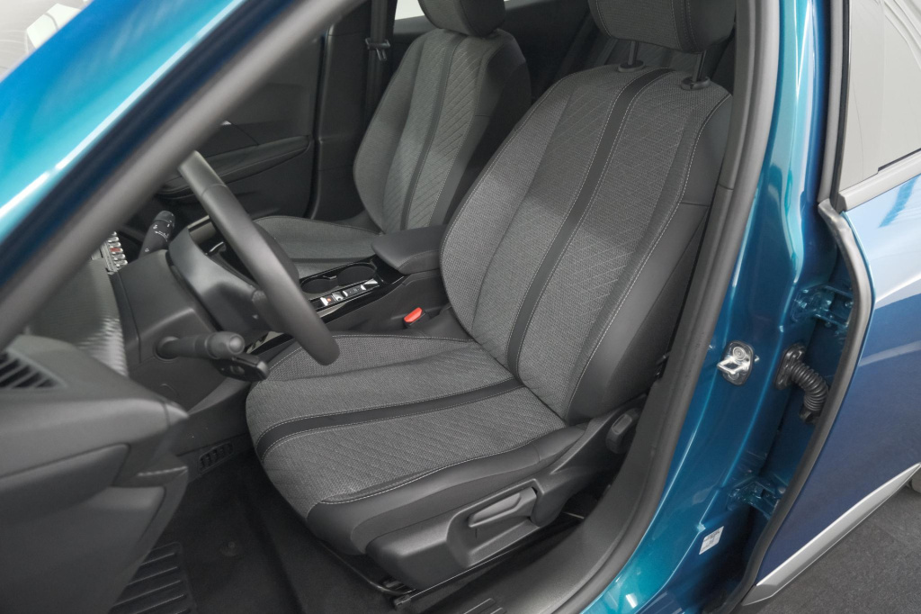 Peugeot E-2008