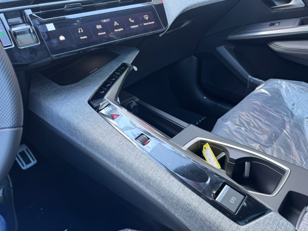 Peugeot E-3008