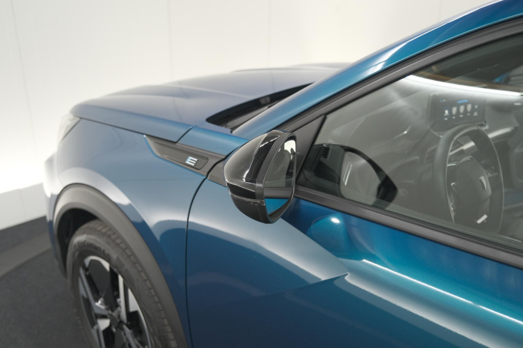Peugeot E-2008