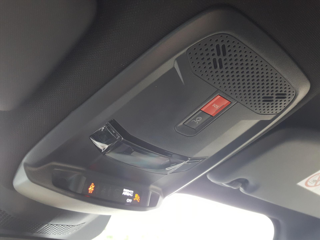 Peugeot E-2008