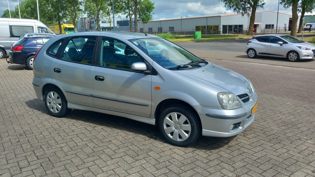 Nissan Almera Tino