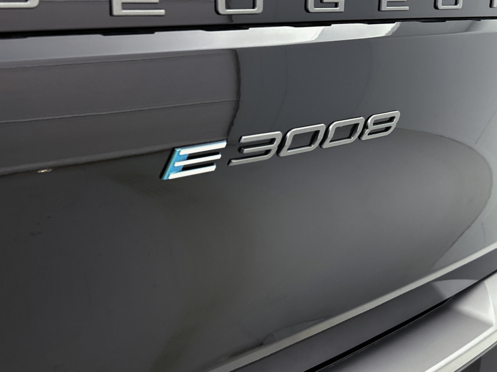 Peugeot E-3008
