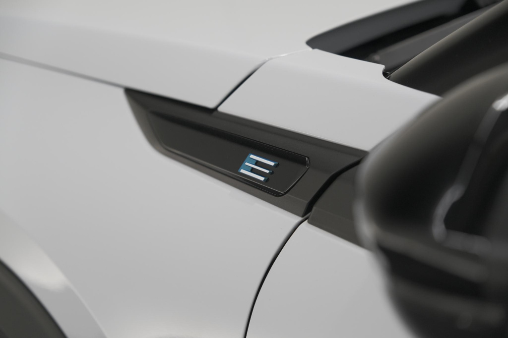 Peugeot E-2008
