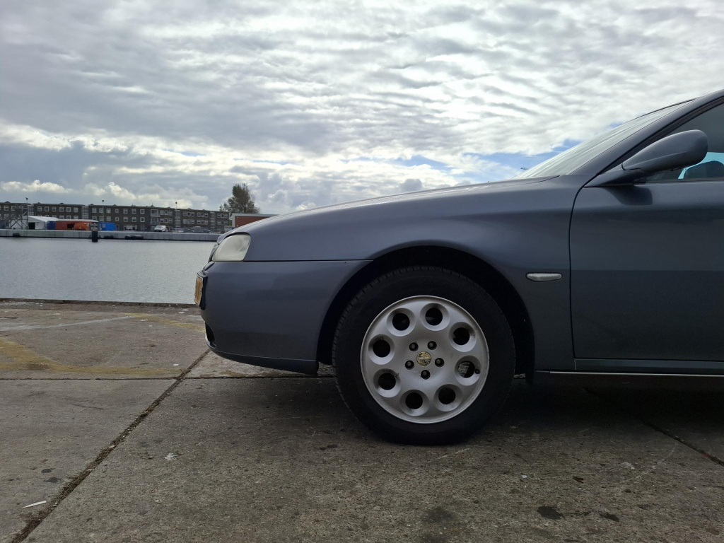 Alfa Romeo 166