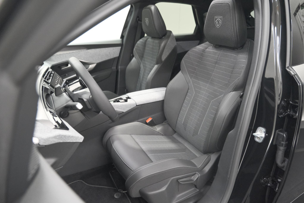 Peugeot E-3008