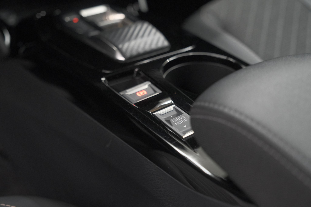 Peugeot E-2008