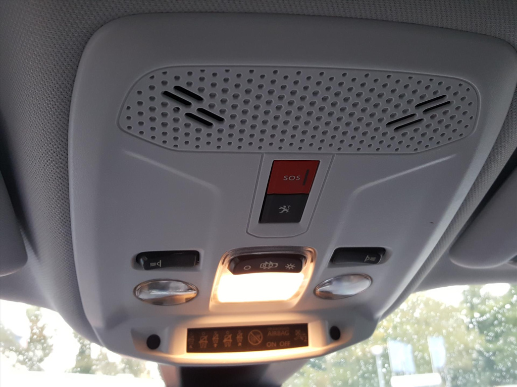 Peugeot E-2008