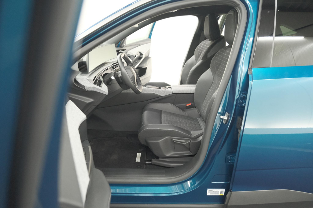 Peugeot E-3008