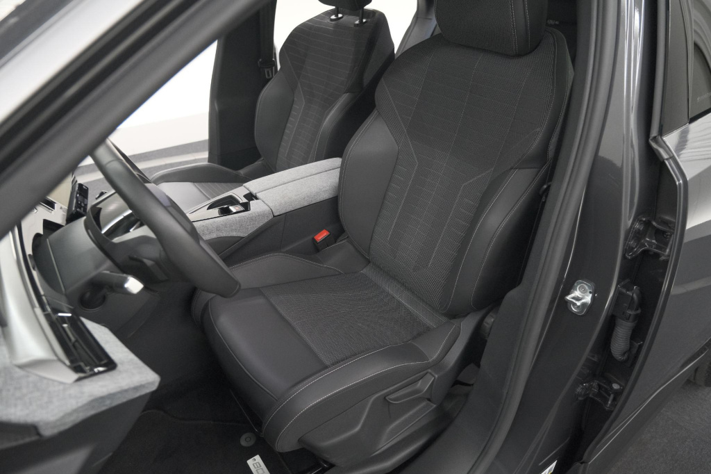 Peugeot E-3008