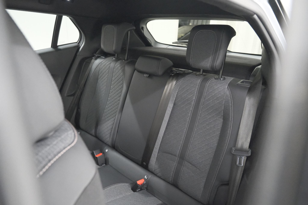 Peugeot E-2008