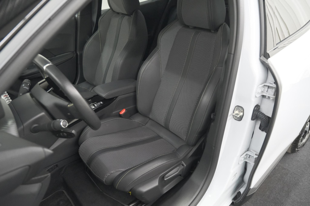 Peugeot E-2008