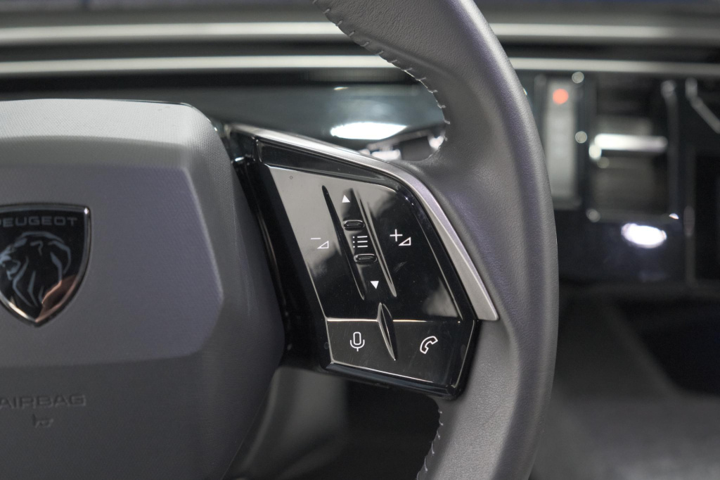 Peugeot E-3008