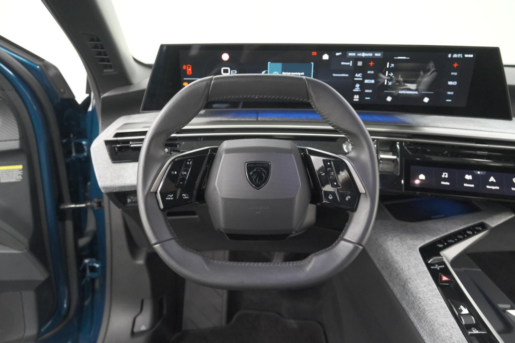 Peugeot E-3008