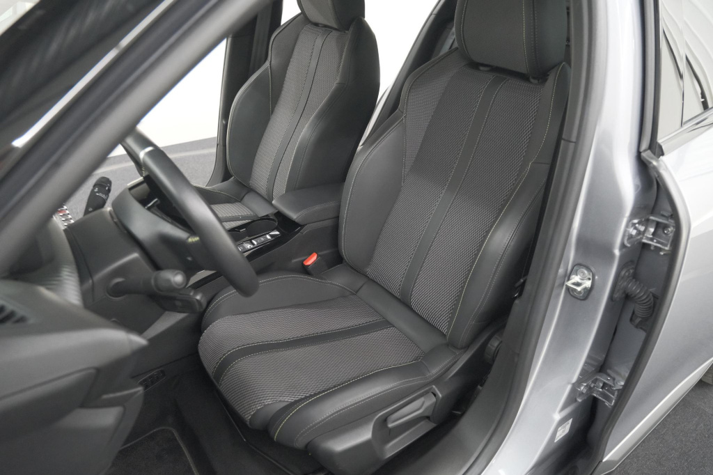 Peugeot E-2008