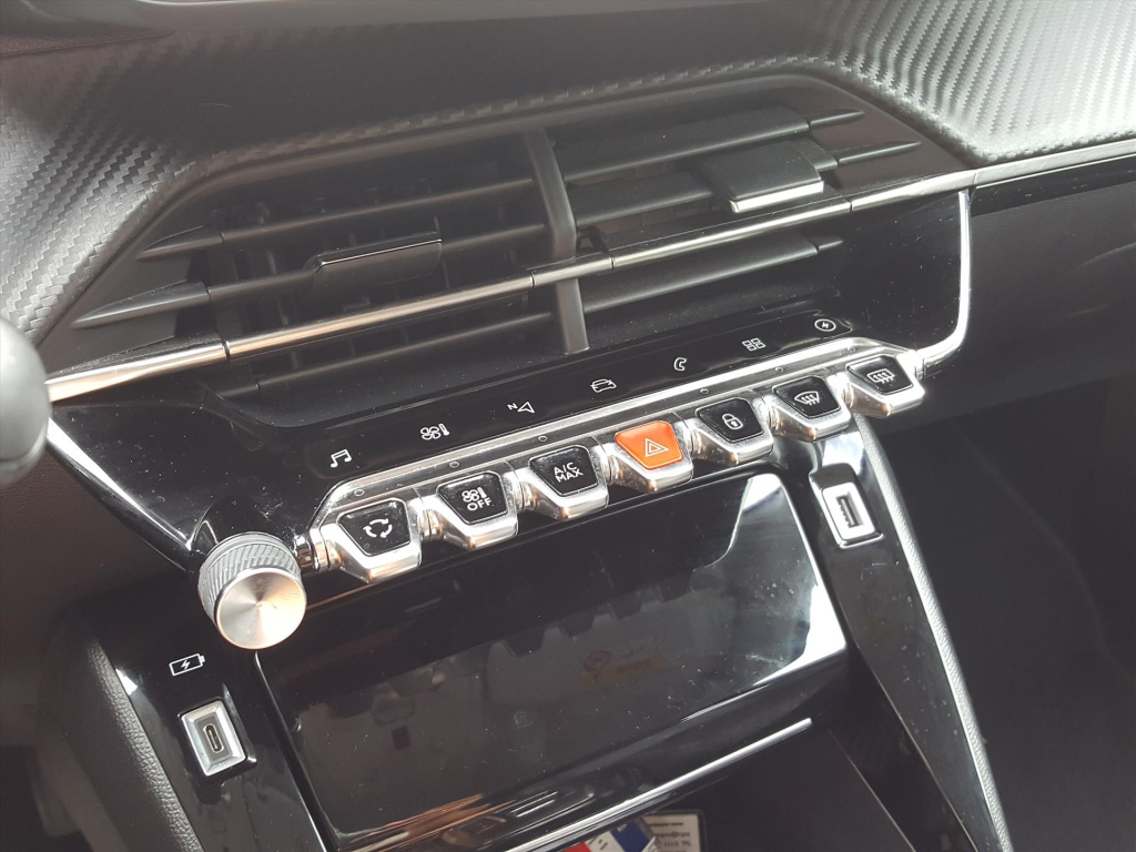 Peugeot E-2008