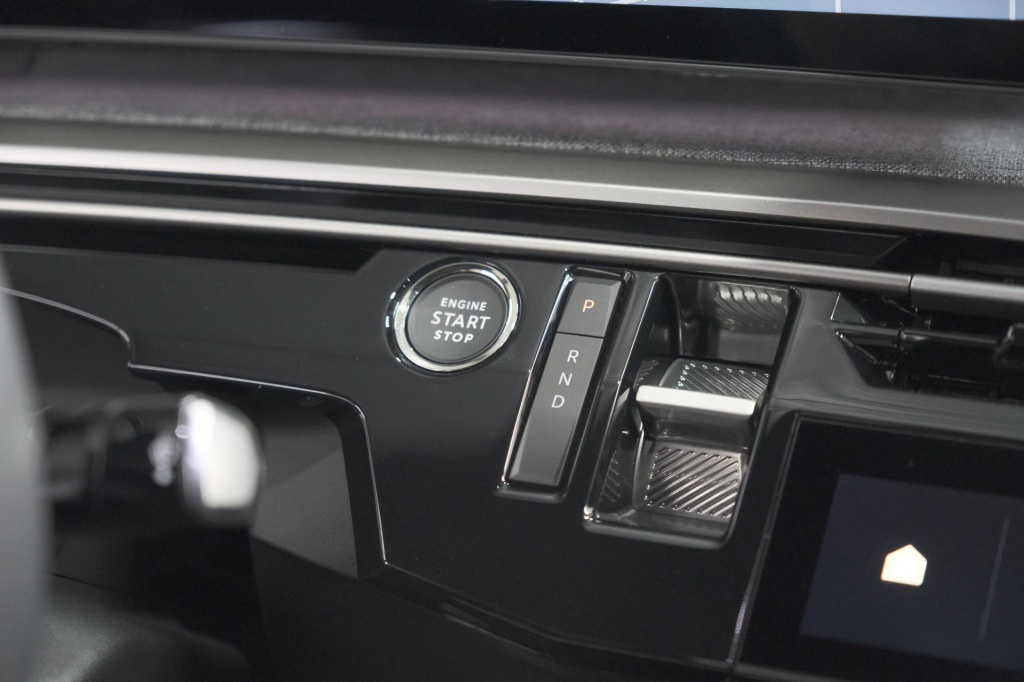 Peugeot E-3008