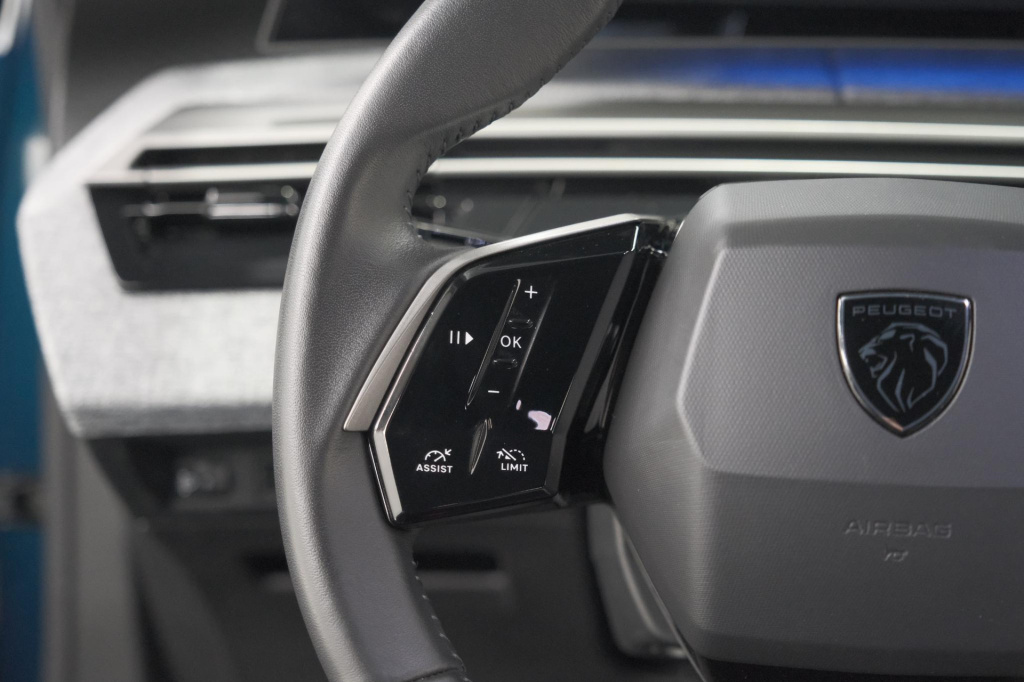 Peugeot E-3008