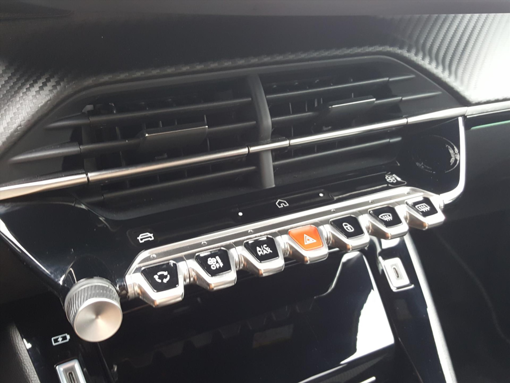 Peugeot E-2008