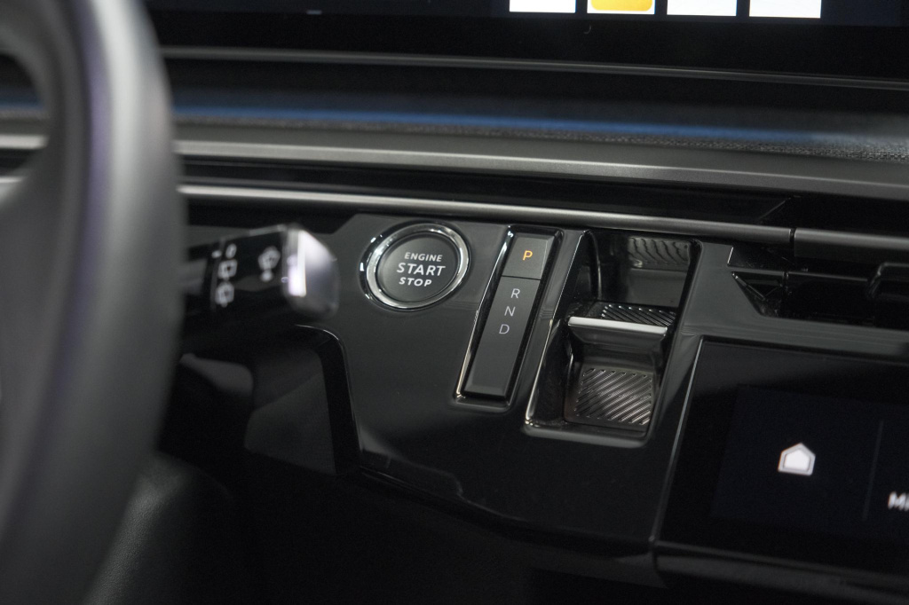 Peugeot E-5008