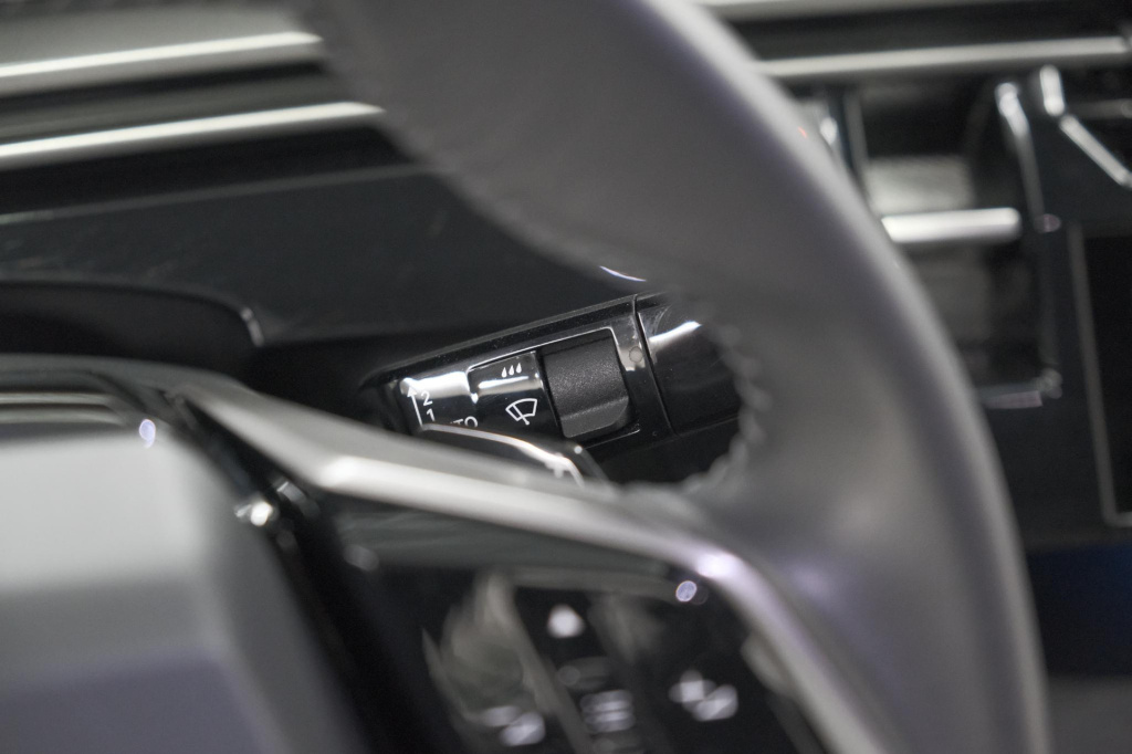 Peugeot E-3008