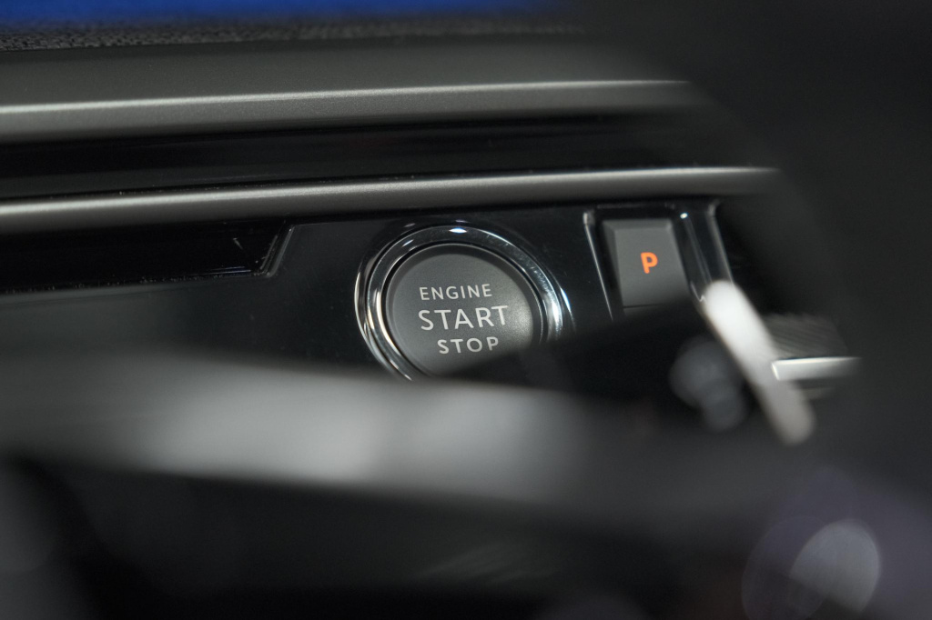 Peugeot E-3008