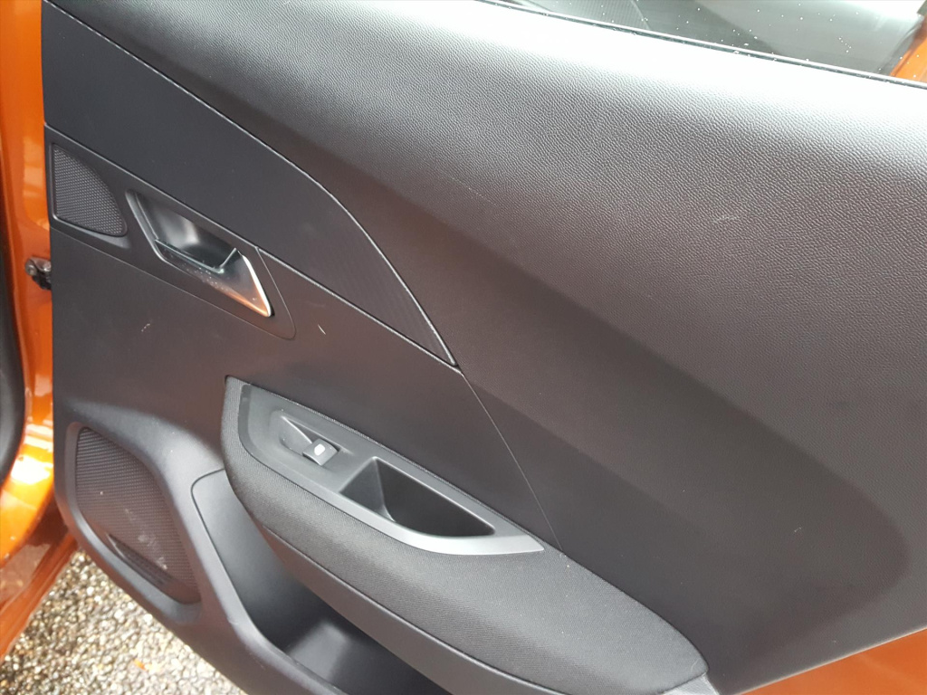 Peugeot E-2008