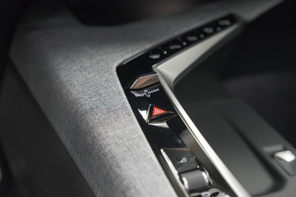 Peugeot E-3008