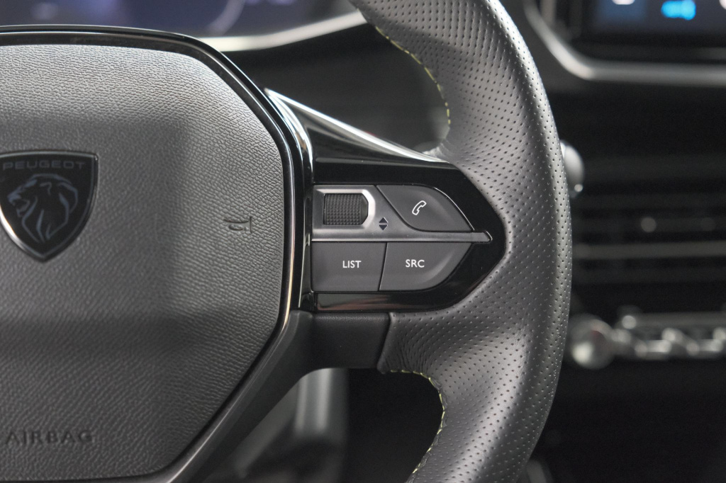 Peugeot E-2008