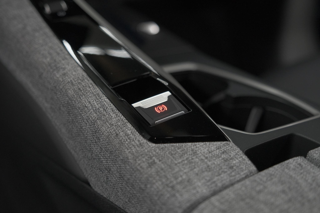 Peugeot E-3008