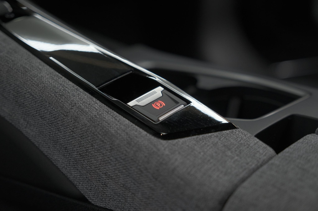 Peugeot E-3008