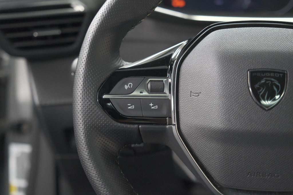 Peugeot E-2008