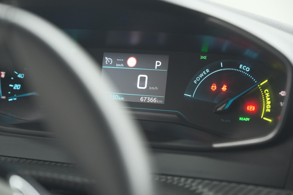 Peugeot E-2008