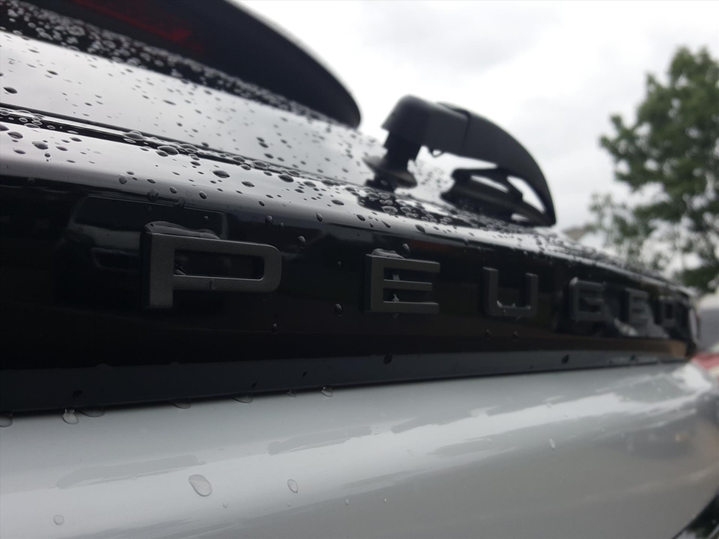 Peugeot E-2008