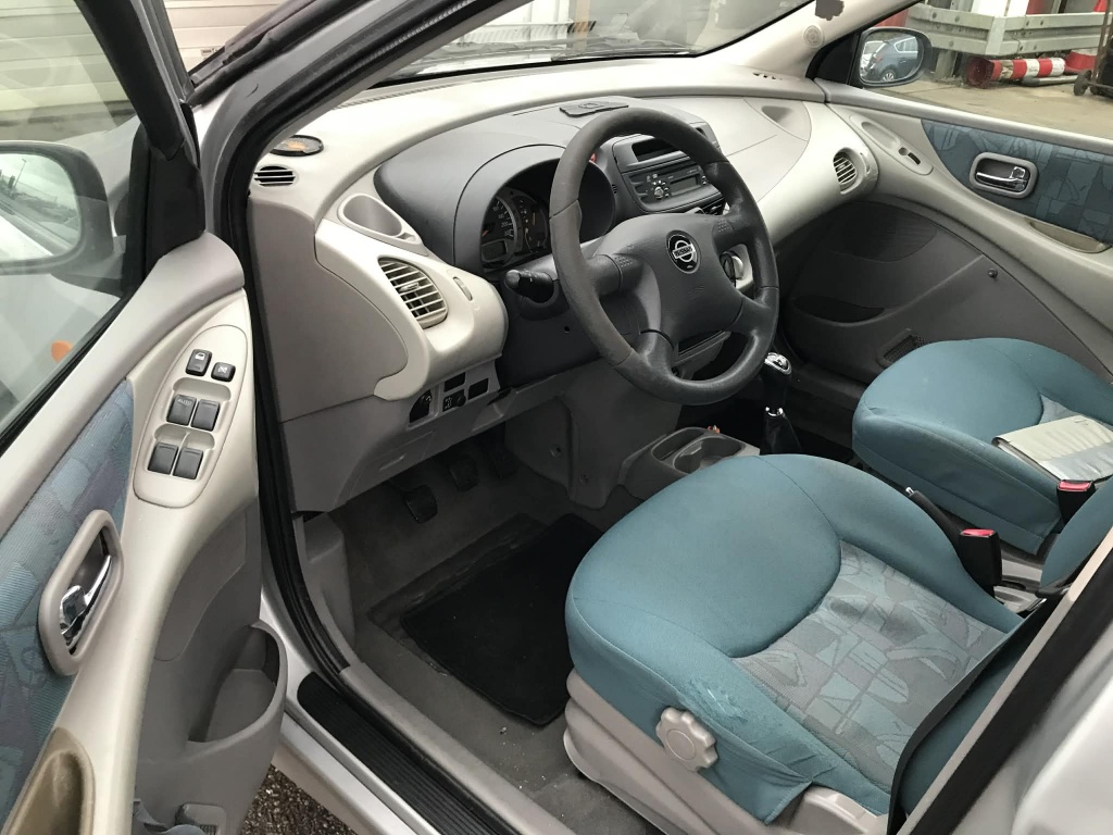 Nissan Almera Tino