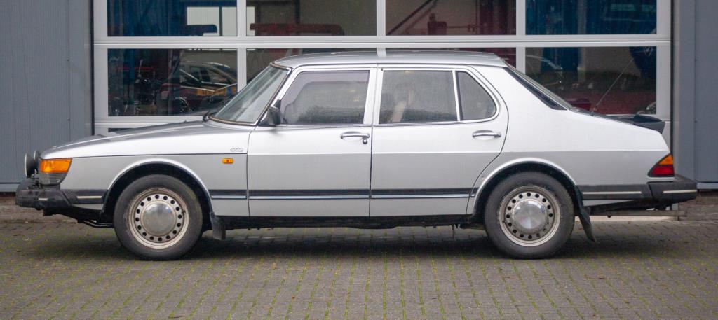 Saab 900