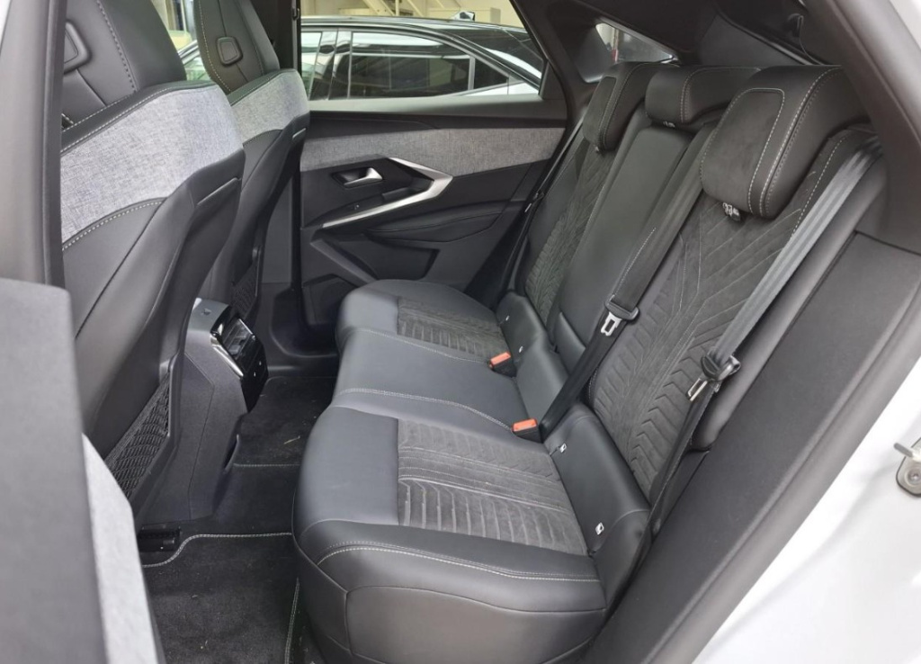 Peugeot E-3008