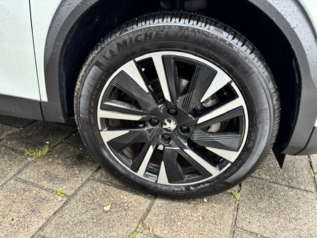 Peugeot E-2008