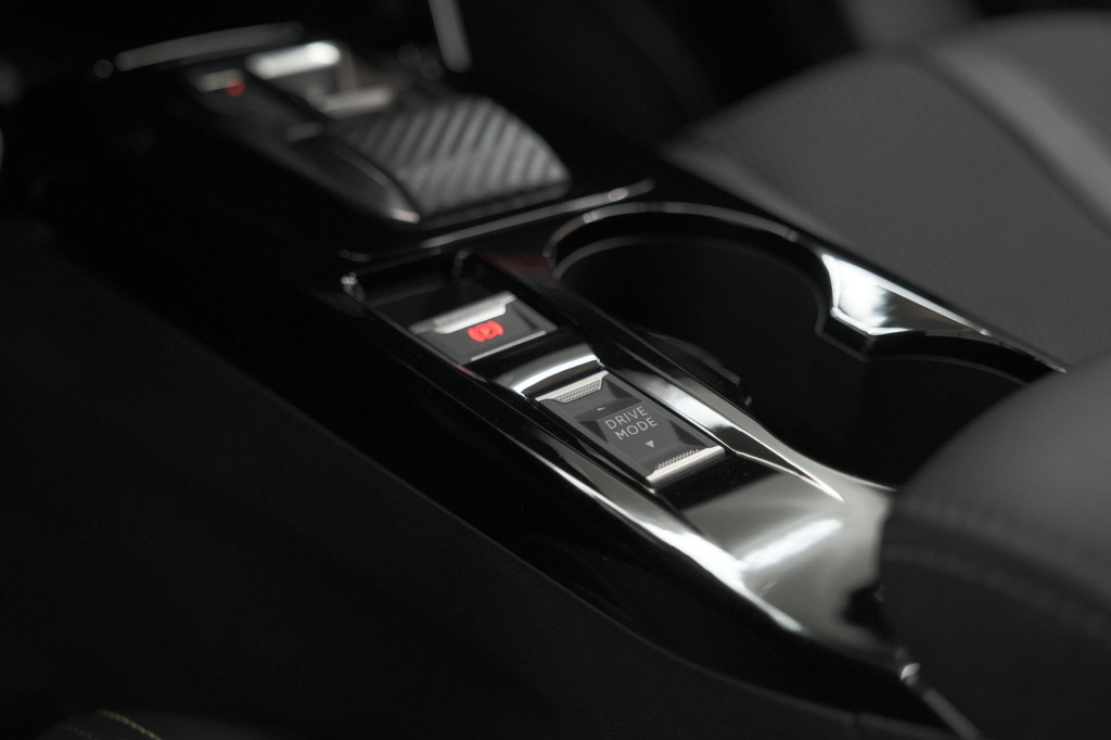 Peugeot E-2008