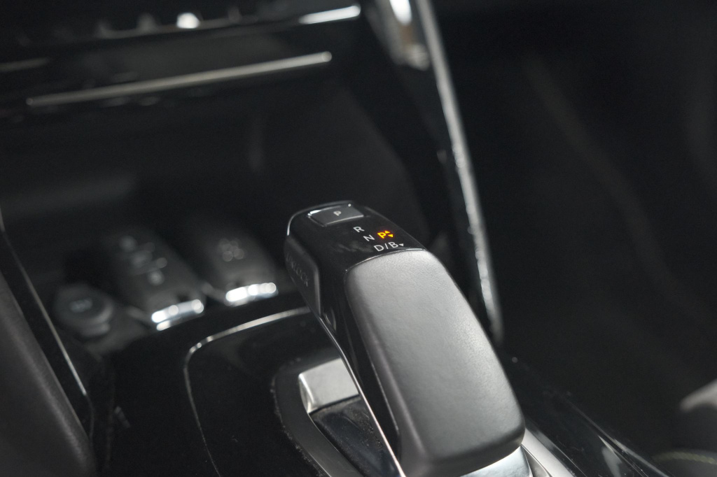 Peugeot E-2008