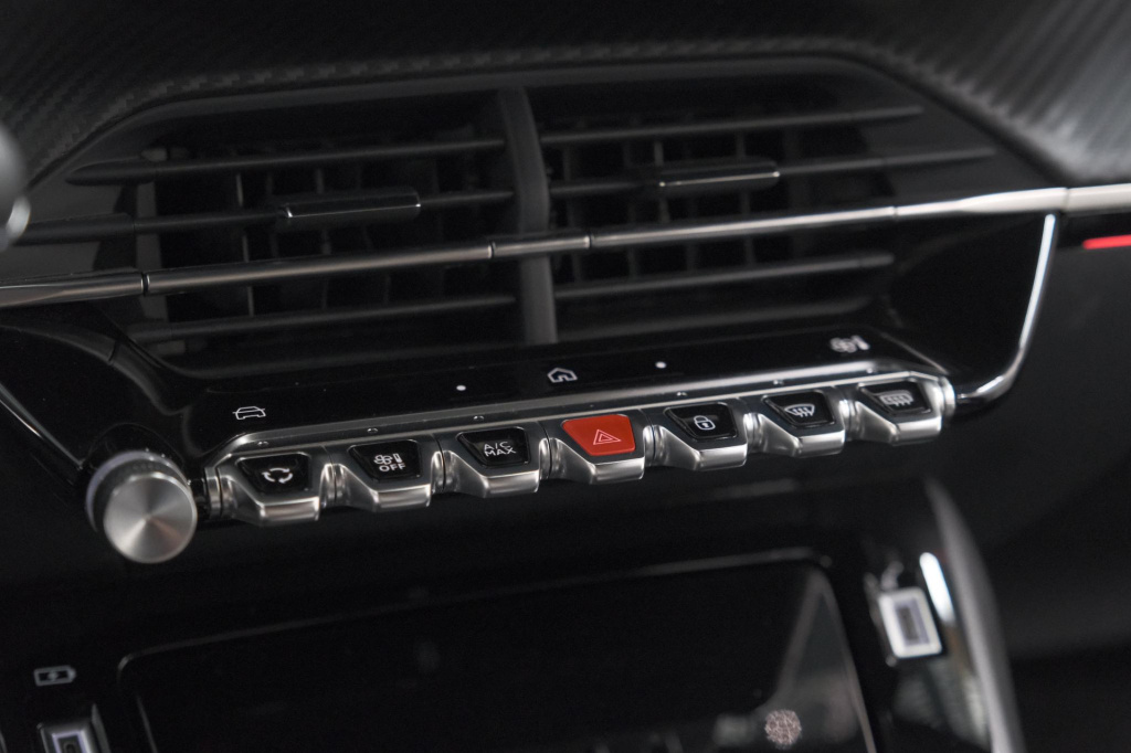 Peugeot E-2008